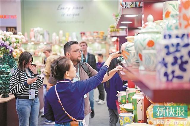 聪明”的大家居吸睛全球采购商开元棋牌app聚力创新 更“(图3) 聪明”的大家居吸睛全球采购商开元棋牌app聚力创新 更“(图3)